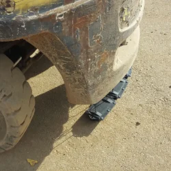 Le Nomic ne dépasse pas derrière le chariot élévateur