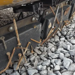 L'aimant du chariot élévateur Nomic recouvert de débris