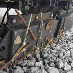 Aimant Nomic pour chariot élévateur suspendu couvert de clous et de débris