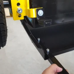 Le bac à débris Upland est poussé vers le bas, loin de l'aimant en terres rares qui le maintient en place.