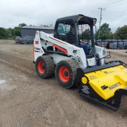 Attachement magnétique Bobcat pour dameuse d'allées