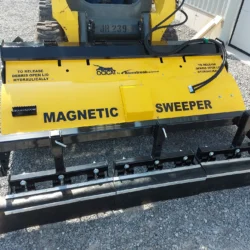 Vue frontale d'un skidsteer balayeuse magnétique