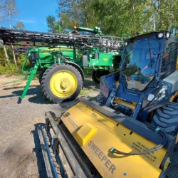 Balayeuse magnétique Ocicat sur skidsteer John Deere