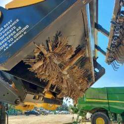 Collecte des débris à l'aide d'un aimant Skidsteer