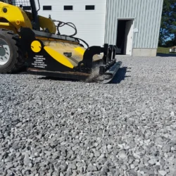 Attachement magnétique de damage de gravier pour skidsteer