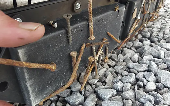 Nomic Hanging Magnet with Debris