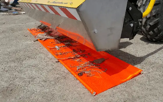 Yak Front Mount Magnet Debris