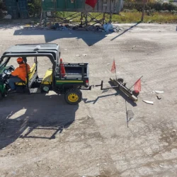 Nettoyage d'une fosse de recyclage à l'aide d'une balayeuse magnétique