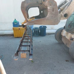 Remoras magnet on bucket