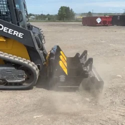 Balayeuse magn&eacute;tique de chantier - MeerKat R&acirc;teau d'extraction de d&eacute;bris en action