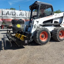 Aimant Meerkat Bobcat mont&eacute; &agrave; l'avant par Bluestreak Equipment