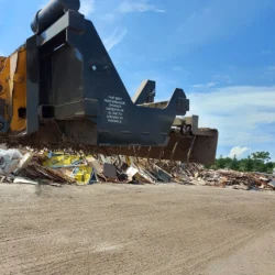 D&eacute;bris sur la balayeuse magn&eacute;tique de location Meerkat