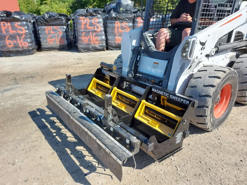 Zamiatarka magnetyczna do miniładowarek wypożyczalni Bluestreak Equipment