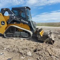 Aimant pour skidsteer de nettoyage de construction par Bluestreak Equipment