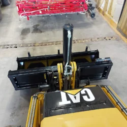 Vista frontal del modelo Sokoke en una retroexcavadora Cat