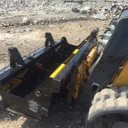 Balayeuse magn&eacute;tique sur chenilles &agrave; montage frontal par Bluestreak Equipment