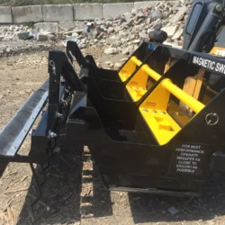 Balayeuse magn&eacute;tique pour skid steer &agrave; montage frontal par Bluestreak Equipment