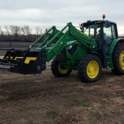 Tractor cargador John Deere con barredora magnética montada en la parte frontal Sokoke