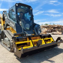Attachement magn&eacute;tique pour chargeur de chenilles John Deere