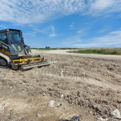 Attachement magn&eacute;tique pour le toilettage des terres pour Skid Steers