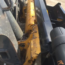 La balayeuse magn&eacute;tique MeerKat se monte sur une plaque d'adaptation universelle pour skidsteer