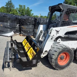 Balayeuse magn&eacute;tique Meerkat 67 pouces &agrave; montage frontal Skidsteer