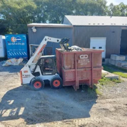 Le balai magn&eacute;tique Meerkat nettoie les d&eacute;chets dans une poubelle de 2,5 m de long