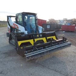 Sokoke en Bobcat T66 en un vertedero