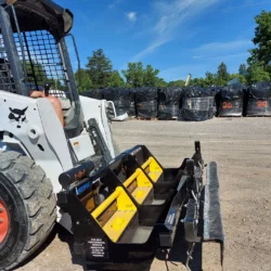 attachement magn&eacute;tique de chantier pour skid steer