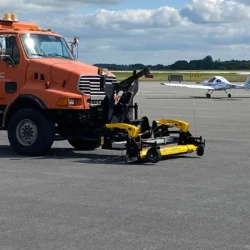 Balayeuse magnétique pour aéroports et routes par Bluestreak Equipment