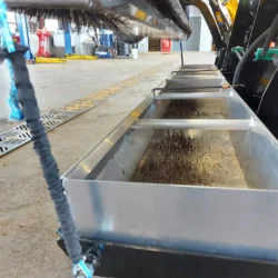 Les poils de la brosse à neige de l'aéroport de Baffin dans les bacs à débris