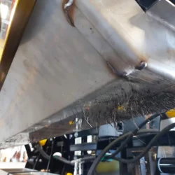 Balai magnétique Baffin avec des débris dessus