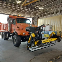 Levée de l'aimant du camion commercial pour vider les débris dans les bacs
