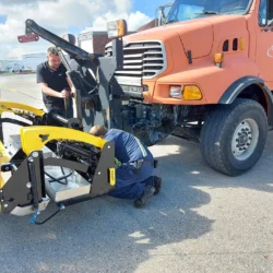 Connexion de l'aimant Baffin au support de chasse-neige du camion