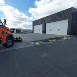 Balayeuse magnétique à profil bas montée à l'avant d'un camion par Bluestreak Equipment