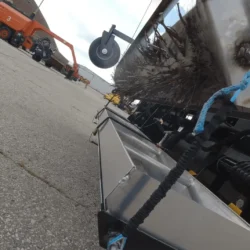 Balayeuse magnétique montée sur camion avec débris dessus