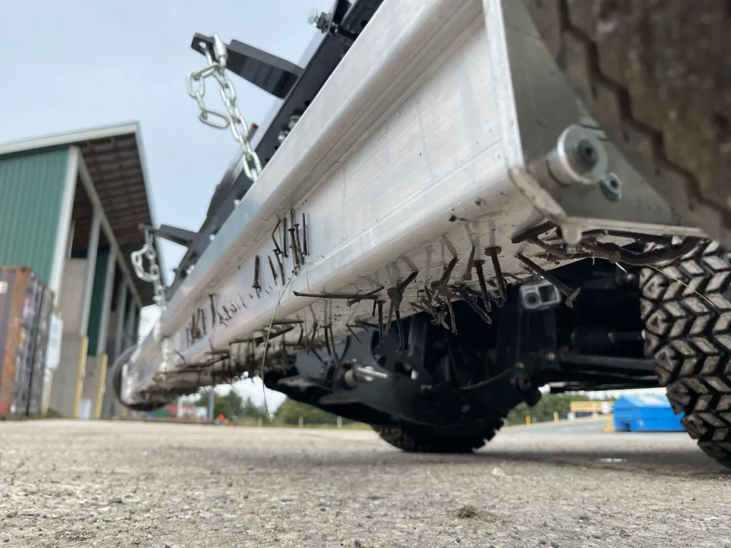 Débris collectés lors du nettoyage de la décharge Nyx à l'aide d'une balayeuse magnétique