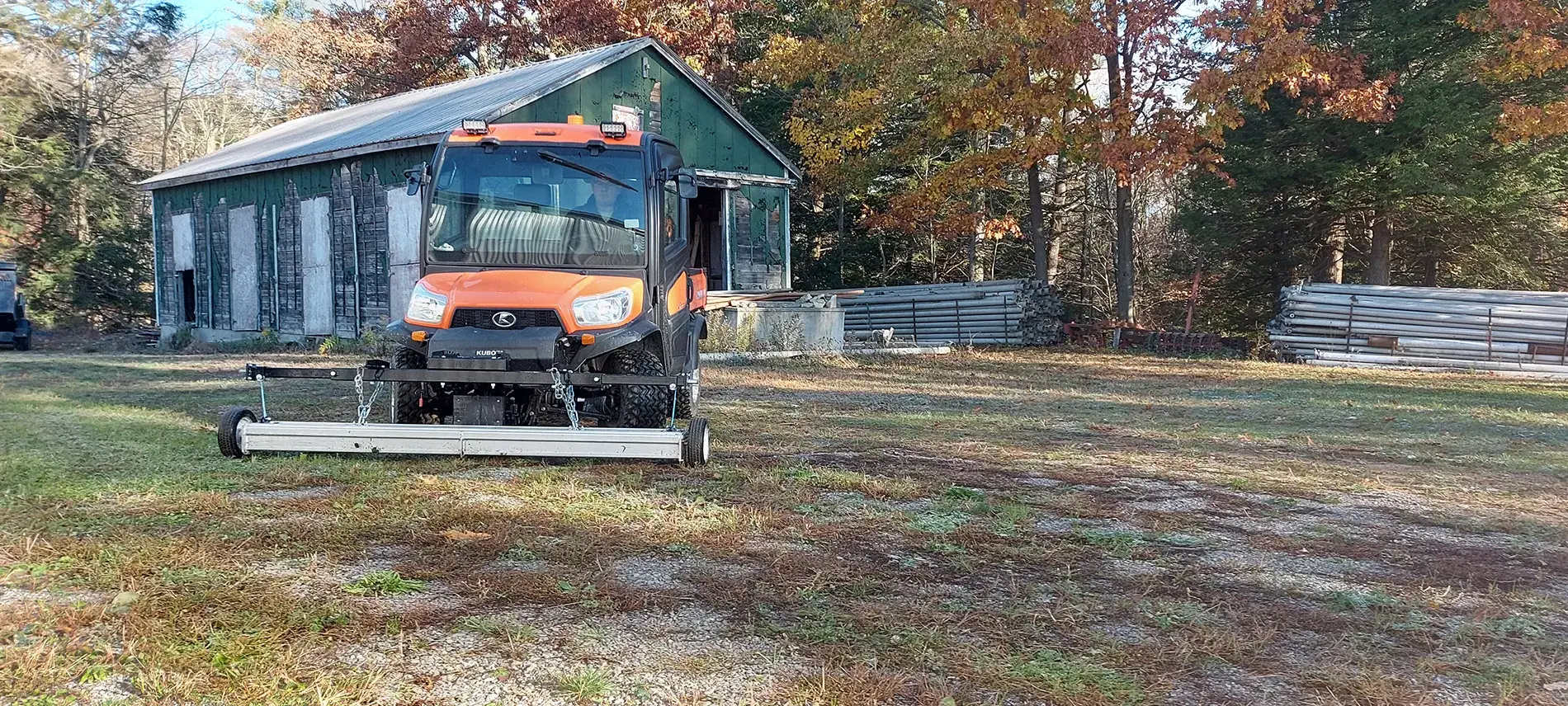 Balayeuse magn&eacute;tique pour le nettoyage des sites de d&eacute;molition, mont&eacute;e sur un chasse-neige Kubota UTV
