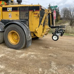 Aimant de suspension d'Erebus sur l'attache rapide d'une niveleuse