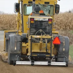 Aimant Erebus pour l'entretien des routes sur une niveleuse