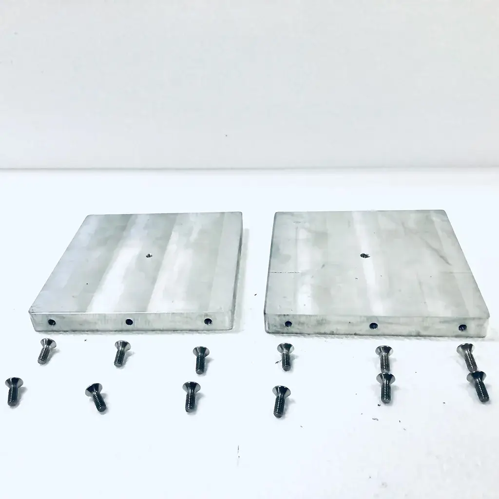 Pièce #21 Capuchons d'extrémité du boîtier magnétique en aluminium du Forager XL (2pcs) avec boulons à tête plate 0,25 x 0,75 (12pcs)