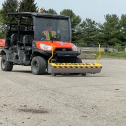 Balayeuse magnétique Kubota montée sur chasse-neige pour les décharges