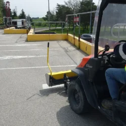 Utilisation d'une balayeuse magnétique montée sur un véhicule utilitaire pour nettoyer un parking