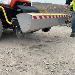 Yak Kubota Magnet Lever Clean off System (système de nettoyage à levier magnétique)