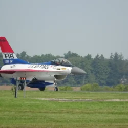 F16 Landing at London Airshow