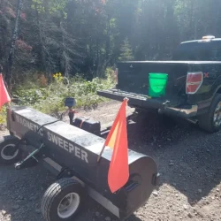 Barredora magnética para limpieza de caminos de acceso