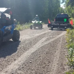 Barredora magnética remolcable para mantenimiento de senderos UTV