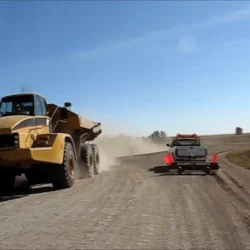Barredora magnética del vertedero de Sioux Falls en las carreteras para recoger residuos metálicos.
